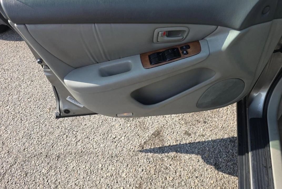 1998 Lexus ES 3rd Gen - Image 9 of 14
