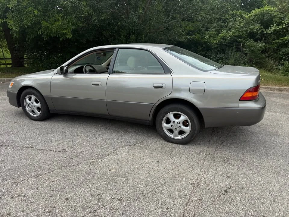 1998 Lexus ES 3rd Gen - Image 2 of 9