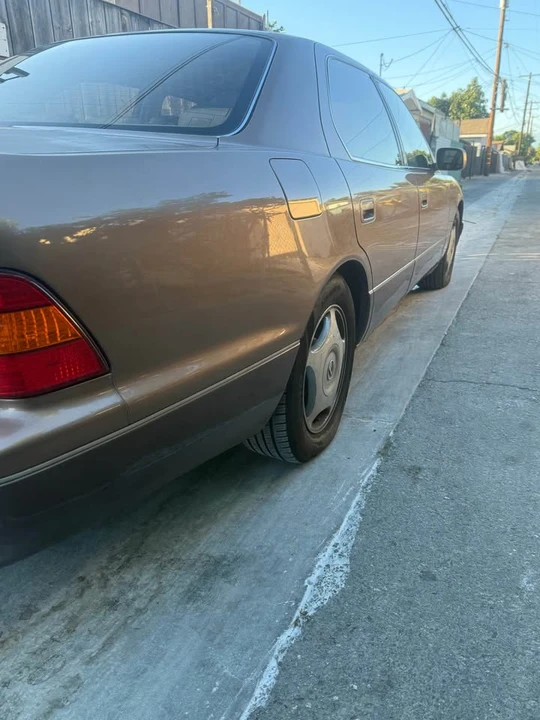 1998 Lexus LS 2nd Gen - Image 3 of 5