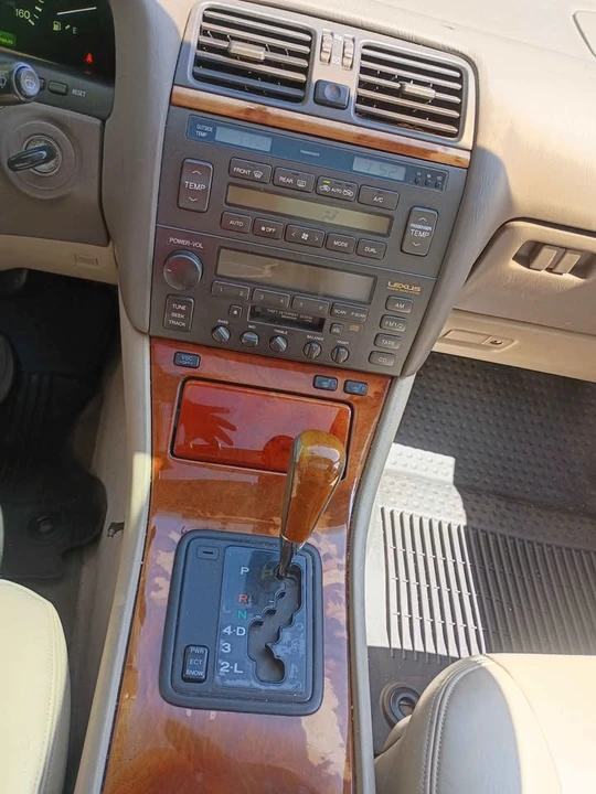 1998 Lexus LS 2nd Gen - Image 11 of 12