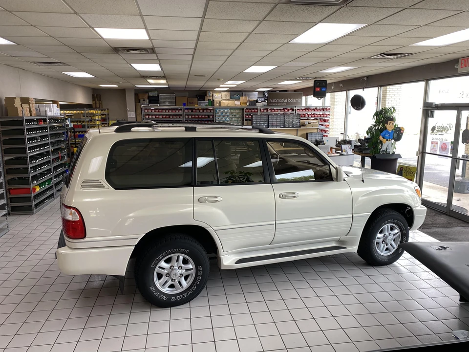 1998 Lexus LX 2nd Gen - Image 17 of 31