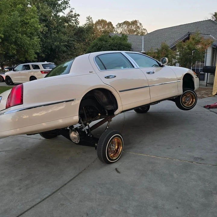 1998 Lincoln Town Car - Image 2 of 3