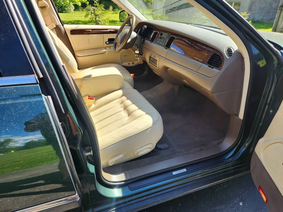 1998 Lincoln Town Car - Image 11 of 13