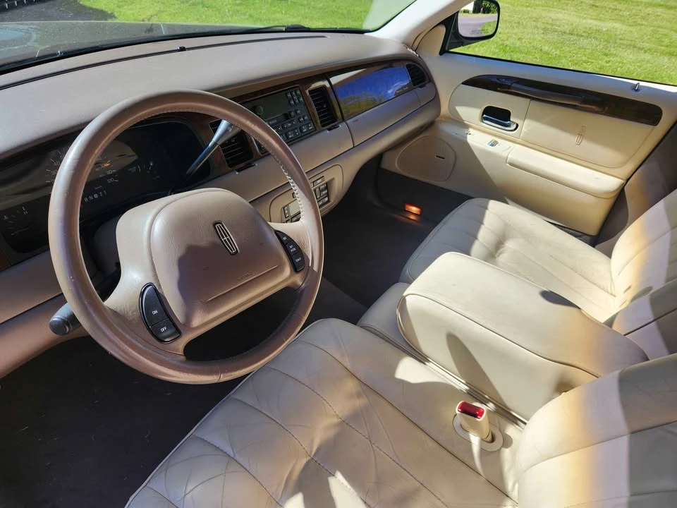 1998 Lincoln Town Car - Image 10 of 13