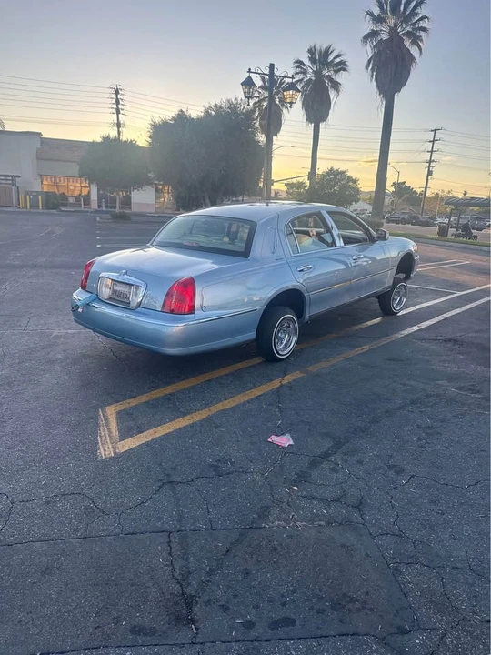 1998 Lincoln Town Car - Image 2 of 8
