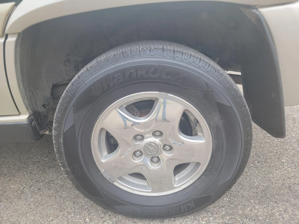 1998 Mazda MPV 1st Gen - Image 16 of 31