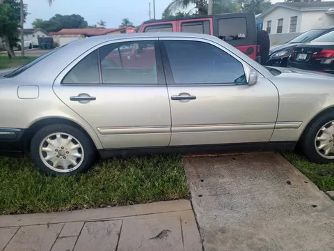 1998 Mercedes-Benz E320