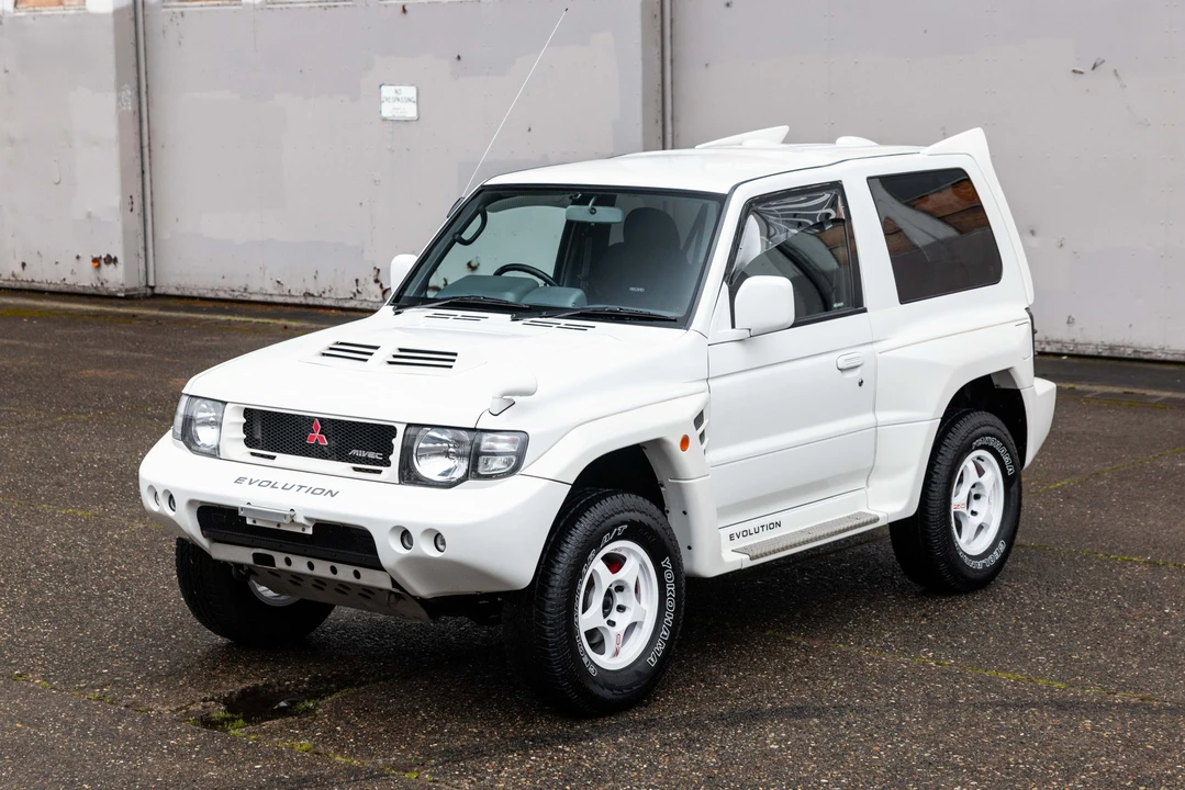 1998 Mitsubishi Pajero/Montero 2nd Gen - Image 2 of 31