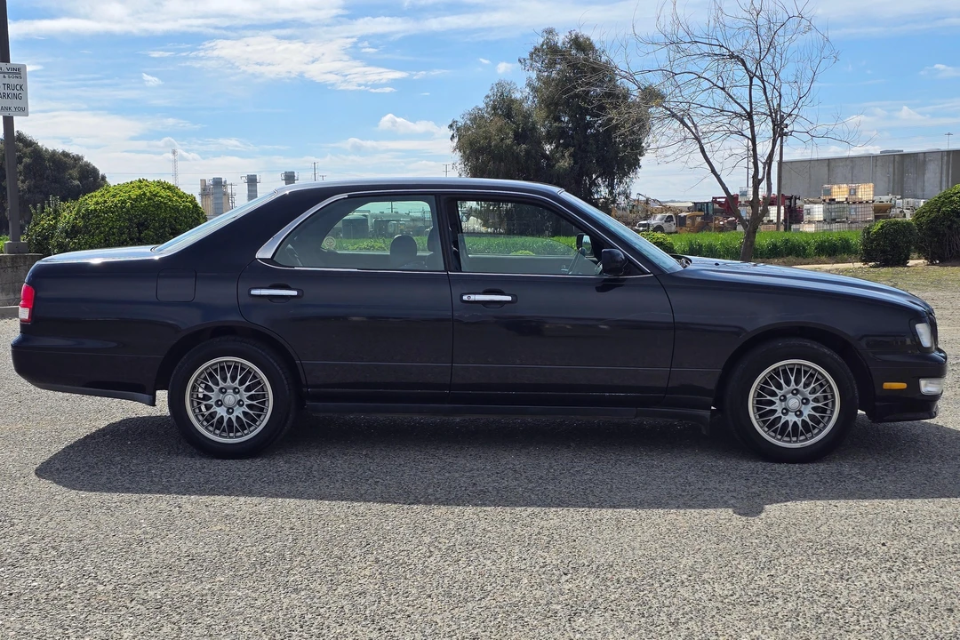1998 Nissan Cedric 9th Gen - Image 3 of 31