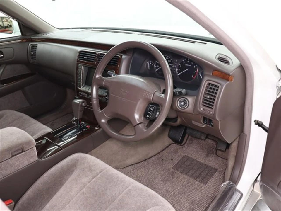 1998 Nissan Cima 3rd Gen - Image 9 of 31