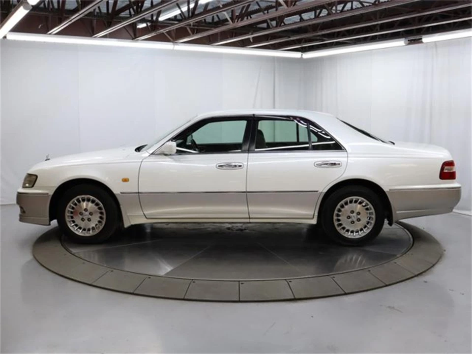 1998 Nissan Cima 3rd Gen - Image 4 of 31