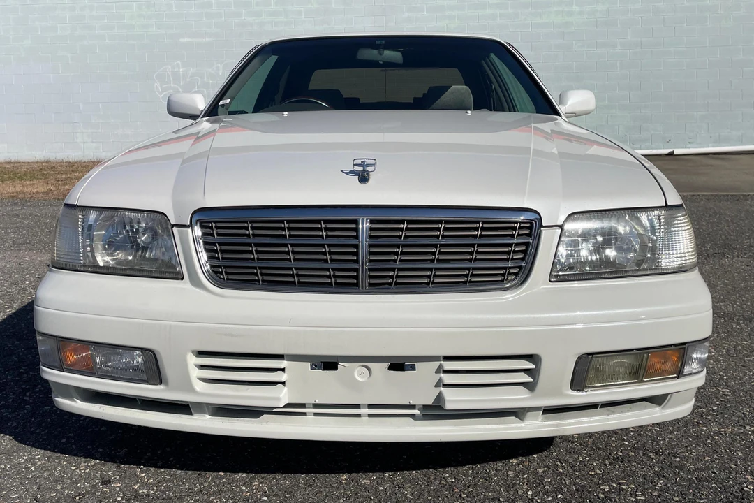 1998 Nissan Gloria 8th Gen - Image 2 of 31