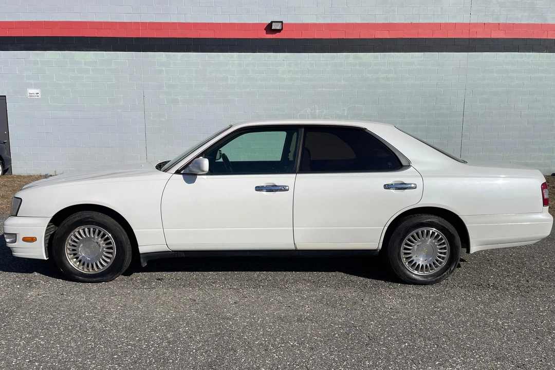 1998 Nissan Gloria 8th Gen - Image 3 of 31