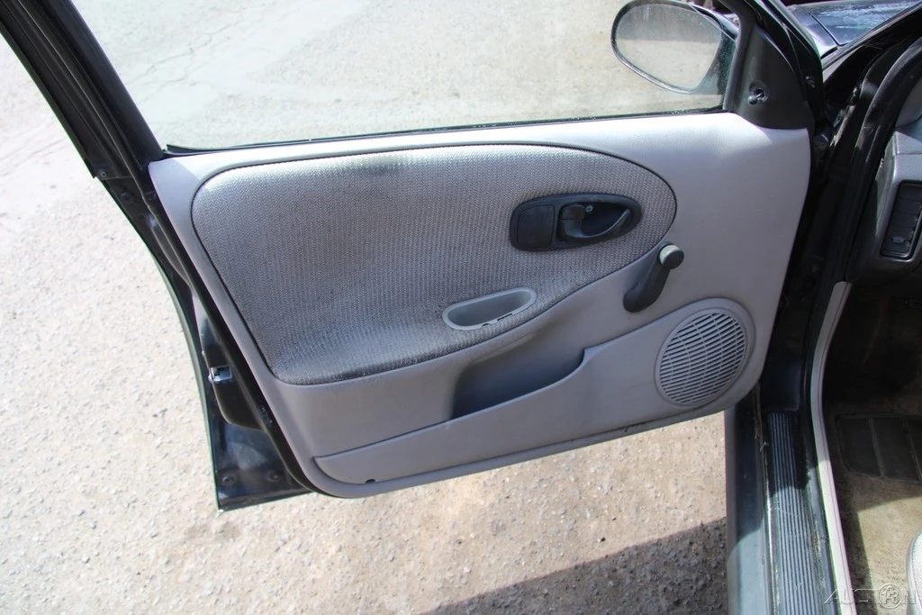 1998 Saturn - Image 13 of 21