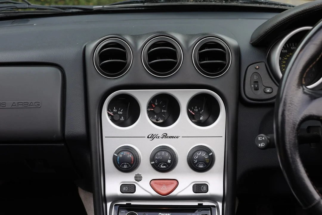 1999 Alfa Romeo 916 GTV & Spider - Image 29 of 30