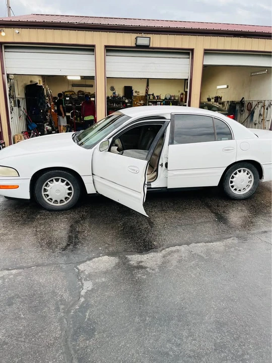 1999 Buick Park Avenue - Image 2 of 9