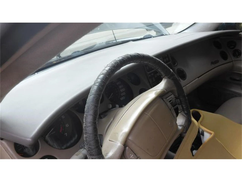 1999 Buick Riviera 8th Gen - Image 9 of 11