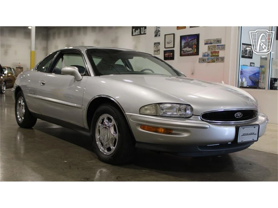 1999 Buick Riviera 8th Gen - Image 6 of 31