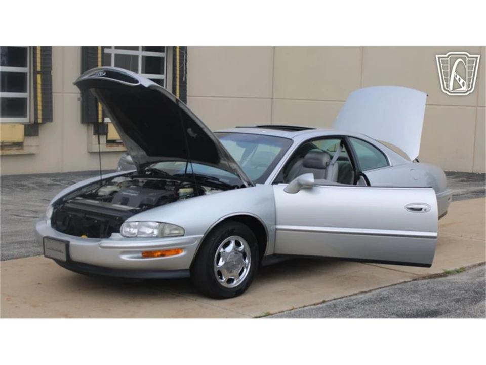 1999 Buick Riviera 8th Gen - Image 11 of 31