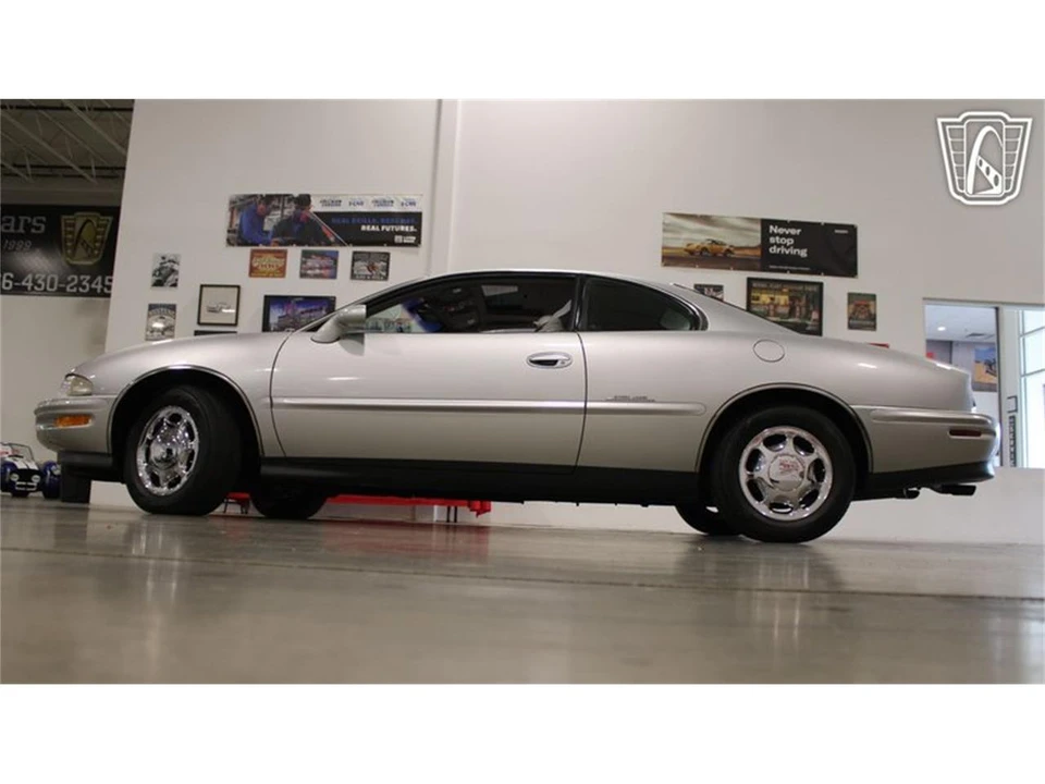 1999 Buick Riviera 8th Gen - Image 23 of 31