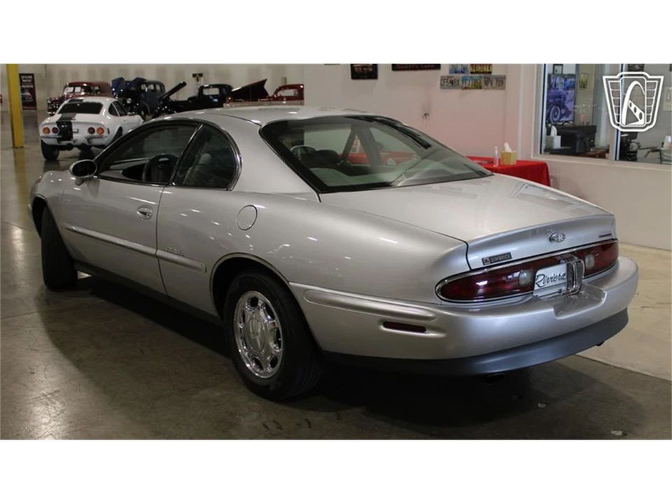 1999 Buick Riviera 8th Gen - Image 24 of 31