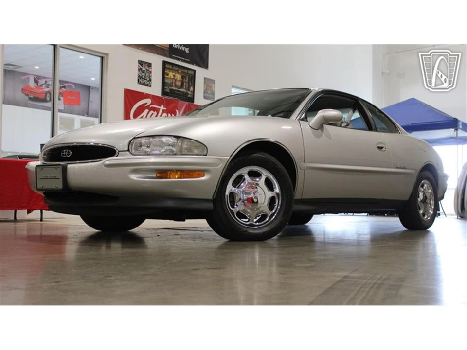 1999 Buick Riviera 8th Gen - Image 20 of 31