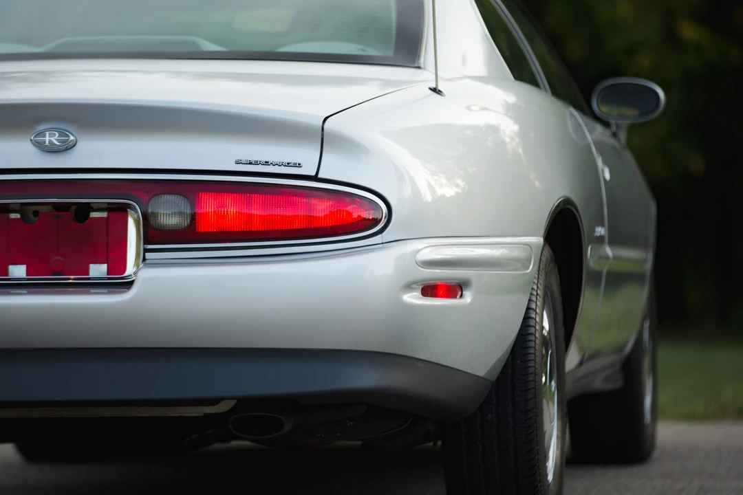 1999 Buick Riviera 8th Gen - Image 22 of 31