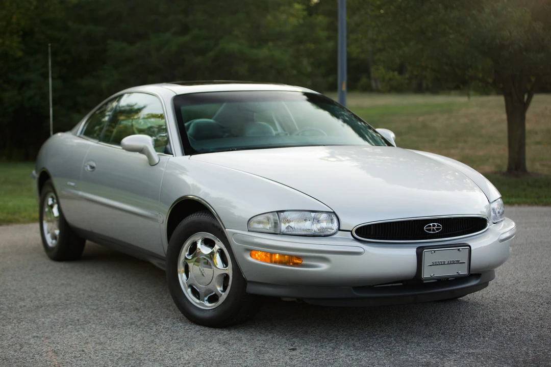 1999 Buick Riviera 8th Gen - Image 3 of 31