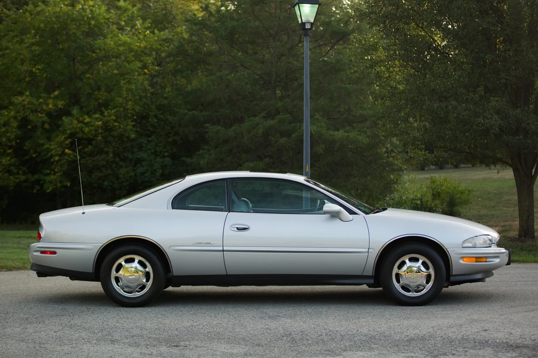 1999 Buick Riviera 8th Gen - Image 4 of 31