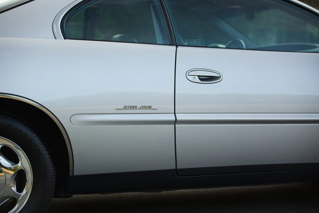 1999 Buick Riviera 8th Gen - Image 26 of 31