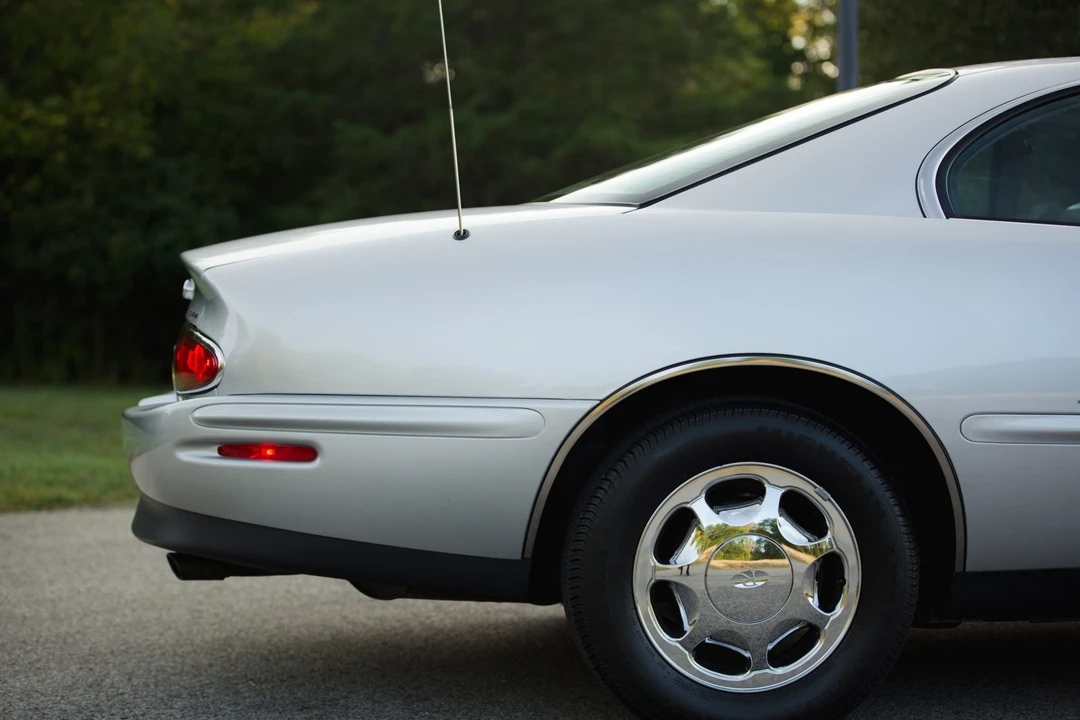 1999 Buick Riviera 8th Gen - Image 25 of 31