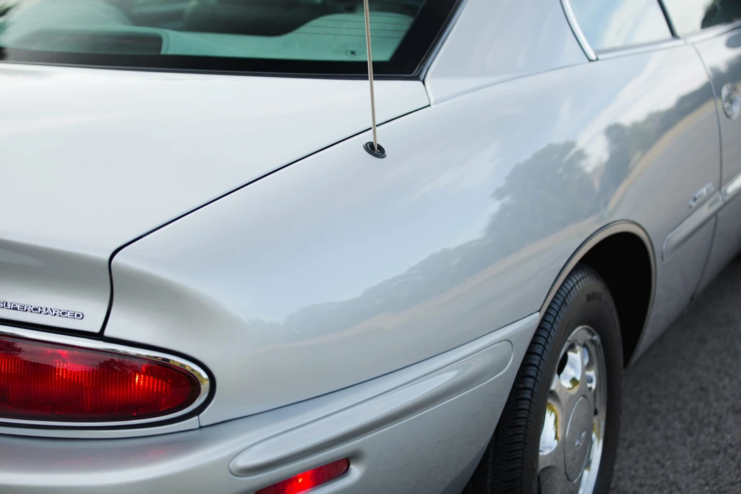 1999 Buick Riviera 8th Gen - Image 23 of 31