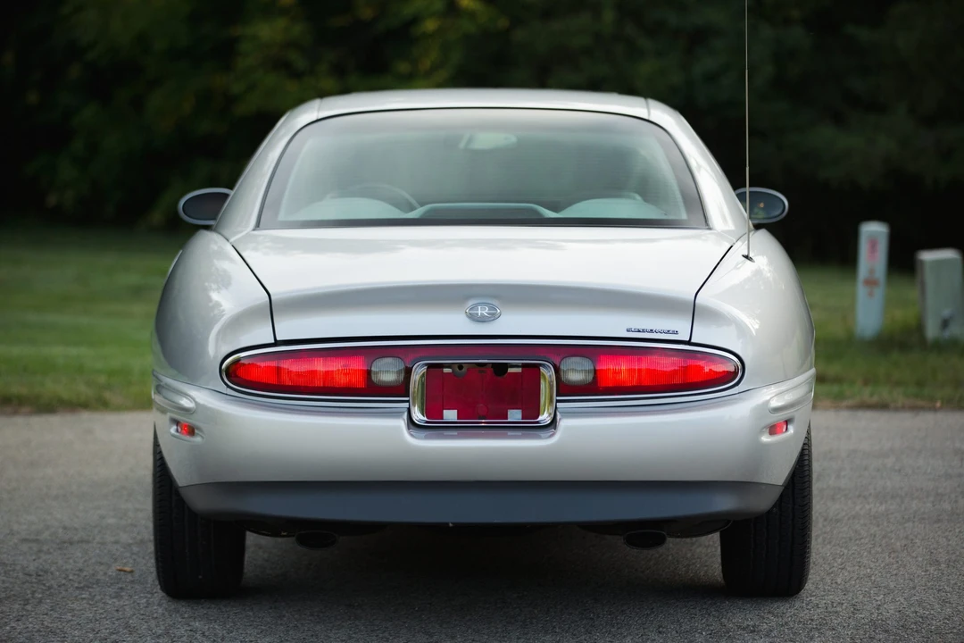 1999 Buick Riviera 8th Gen - Image 6 of 31