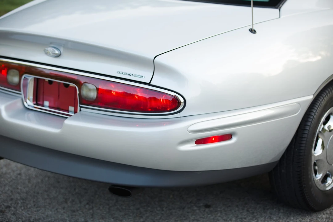 1999 Buick Riviera 8th Gen - Image 21 of 31
