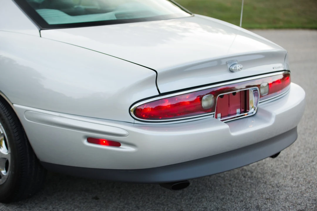 1999 Buick Riviera 8th Gen - Image 18 of 31