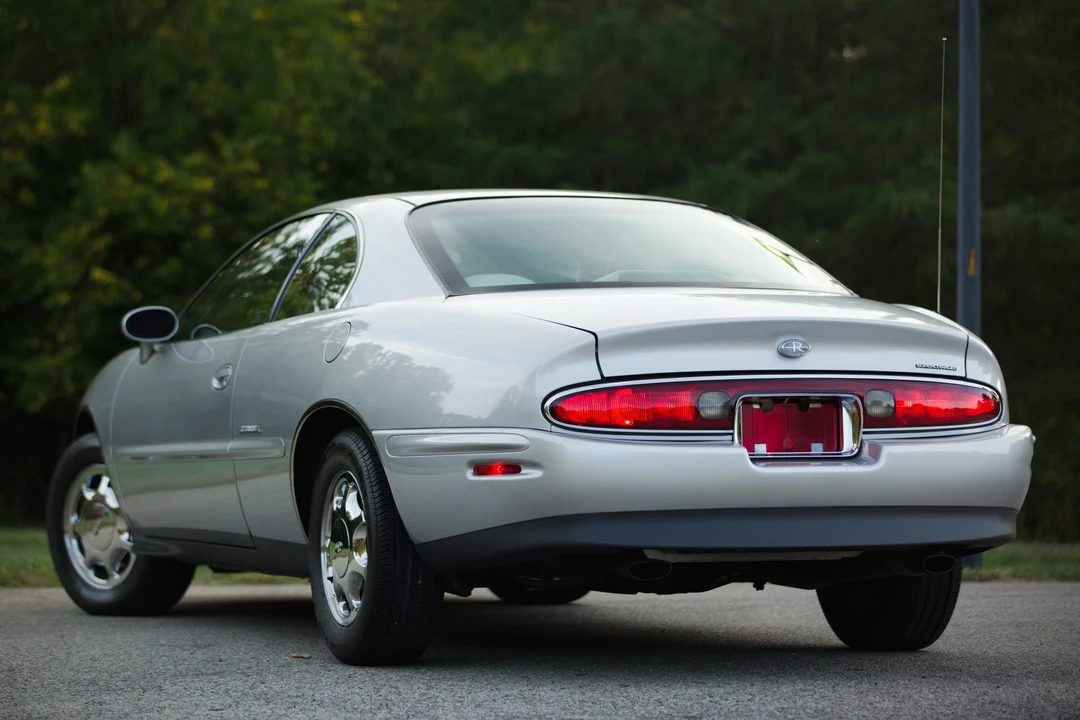1999 Buick Riviera 8th Gen - Image 7 of 31