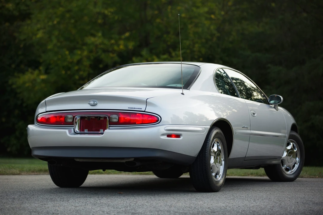 1999 Buick Riviera 8th Gen - Image 5 of 31