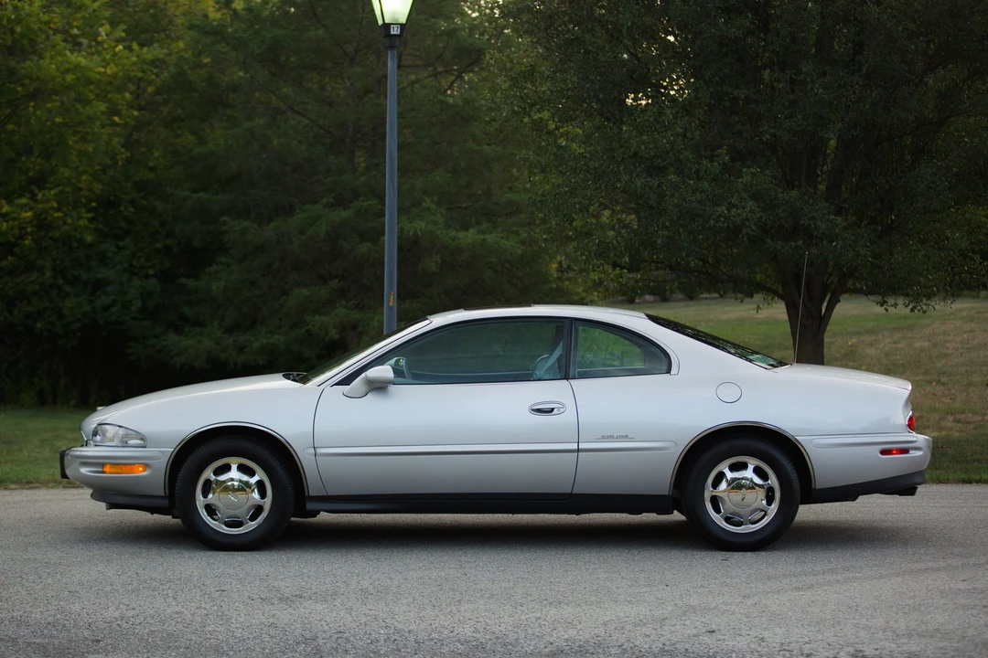 1999 Buick Riviera 8th Gen - Image 8 of 31