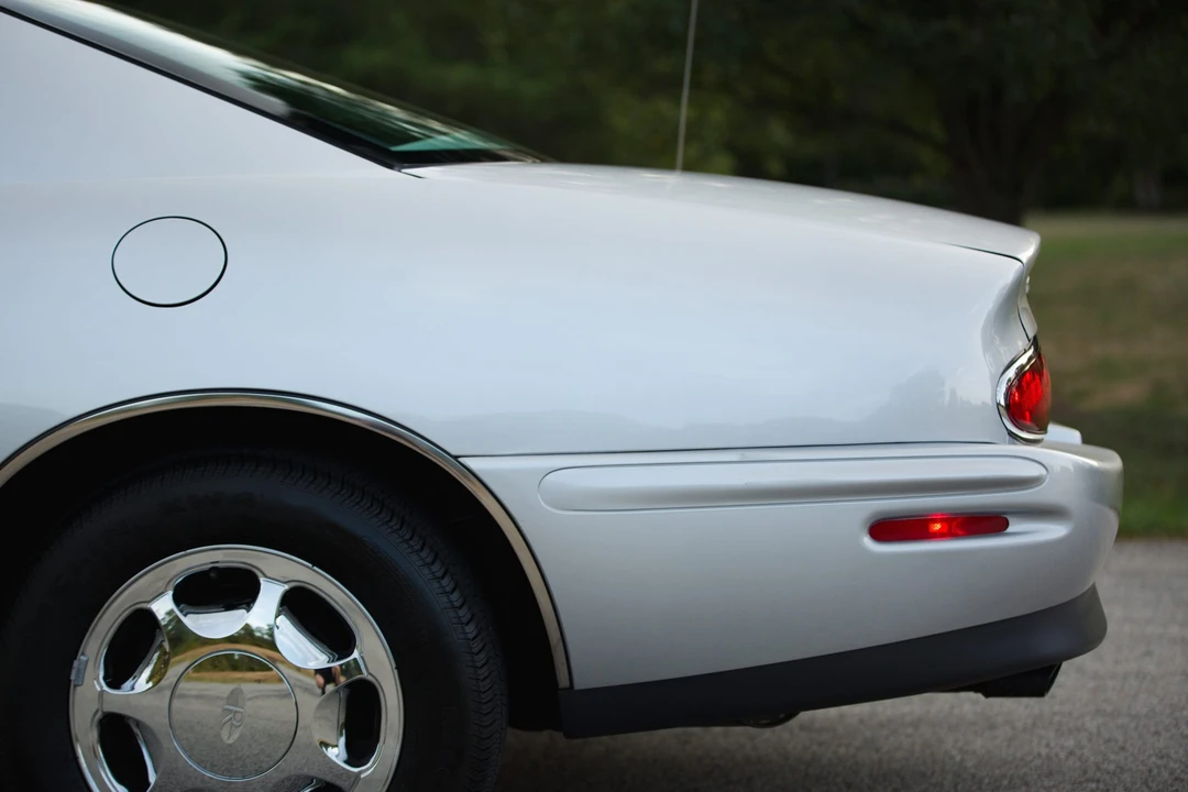 1999 Buick Riviera 8th Gen - Image 16 of 31