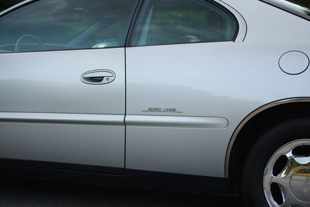1999 Buick Riviera 8th Gen - Image 13 of 31