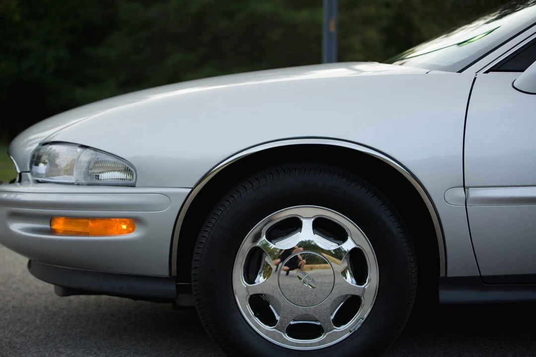 1999 Buick Riviera 8th Gen - Image 9 of 31
