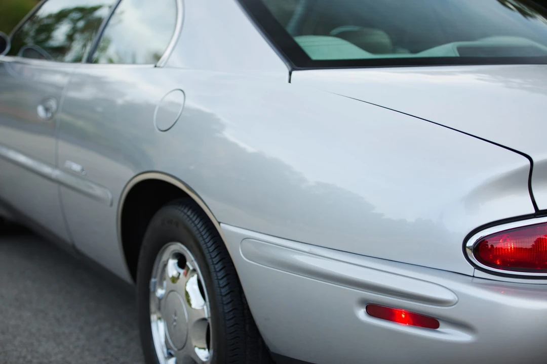 1999 Buick Riviera 8th Gen - Image 17 of 31