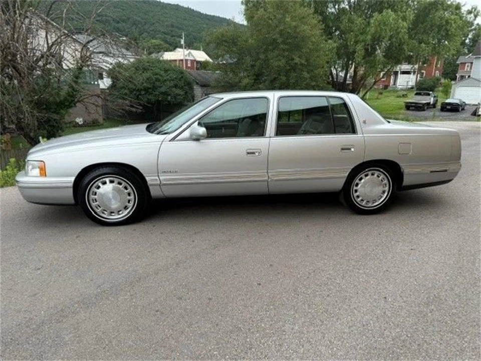 1999 Cadillac DeVille 7th Gen - Image 2 of 20