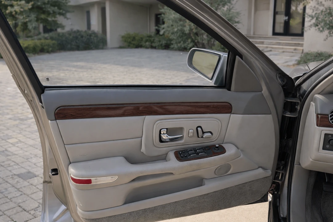 1999 Cadillac DeVille 7th Gen - Image 17 of 31