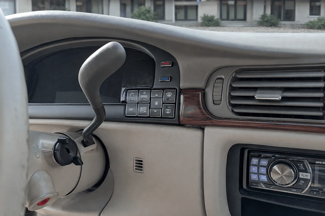 1999 Cadillac DeVille 7th Gen - Image 23 of 31