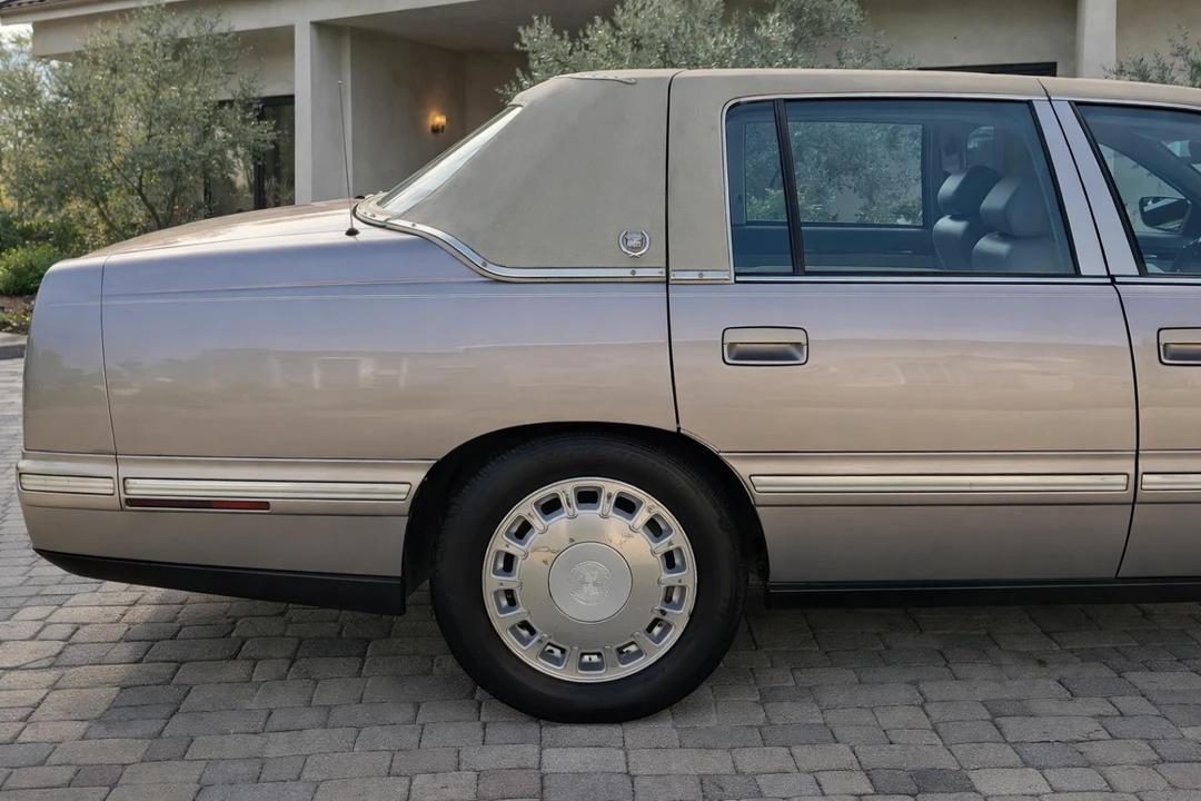 1999 Cadillac DeVille 7th Gen - Image 12 of 31