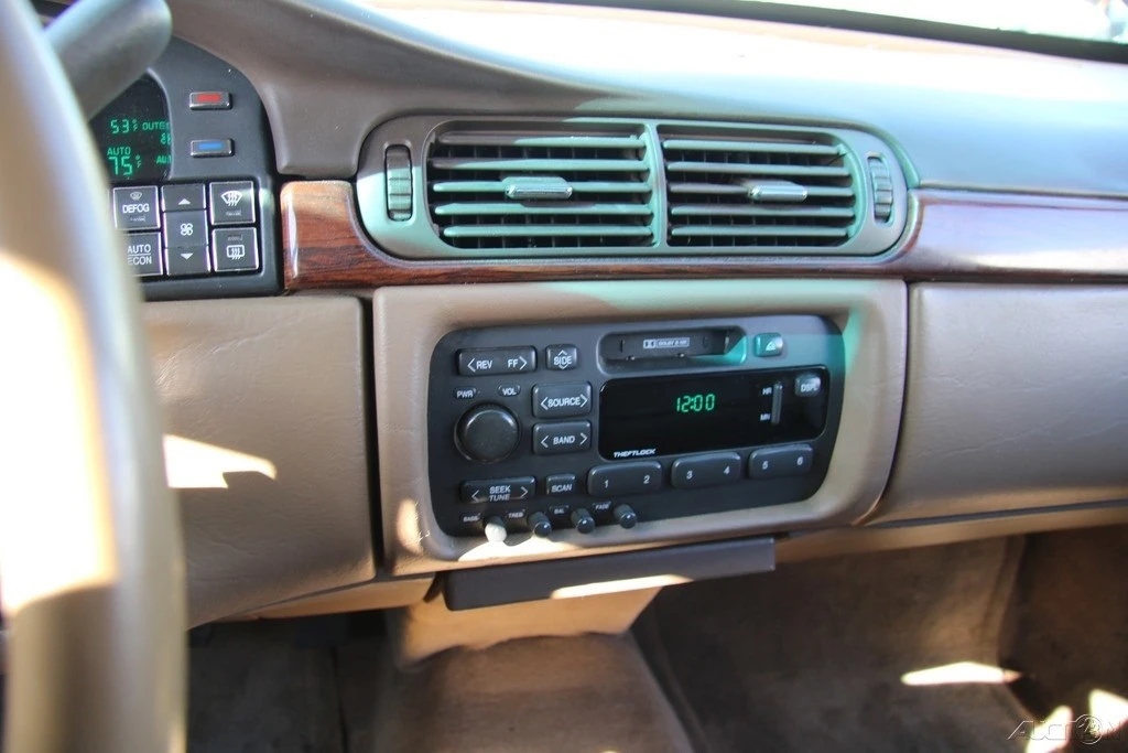 1999 Cadillac DeVille 8th Gen - Image 15 of 21