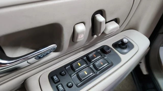 1999 Cadillac DeVille 7th Gen - Image 11 of 21