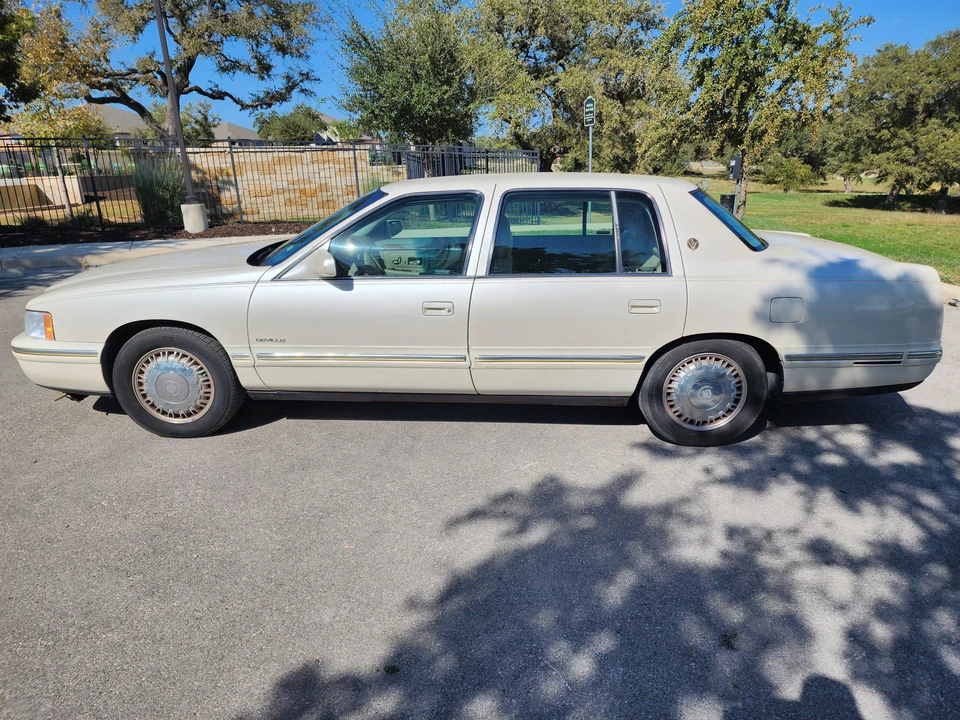 1999 Cadillac DeVille 7th Gen - Image 11 of 31
