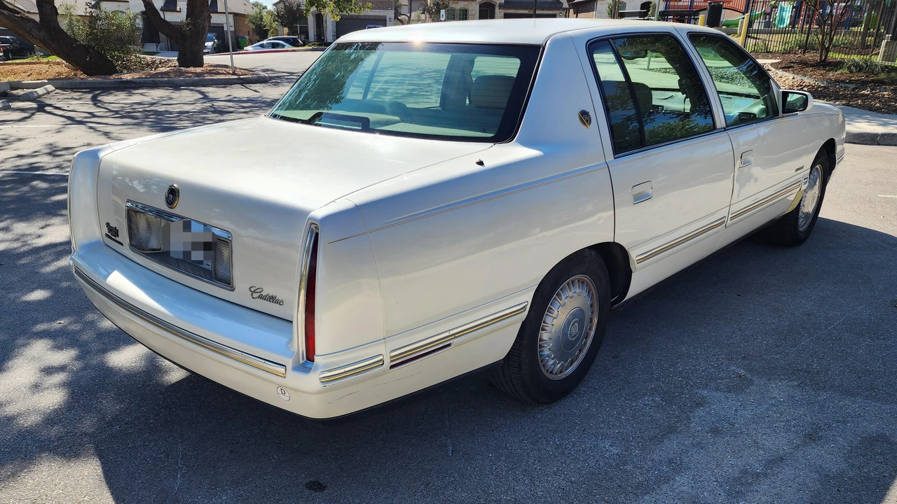 1999 Cadillac DeVille 7th Gen - Image 13 of 31